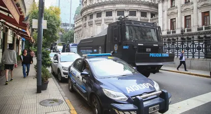 Efectivos de la Policía Federal se despliegan frente al edificio del Congreso el día de la Marcha Universitaria.