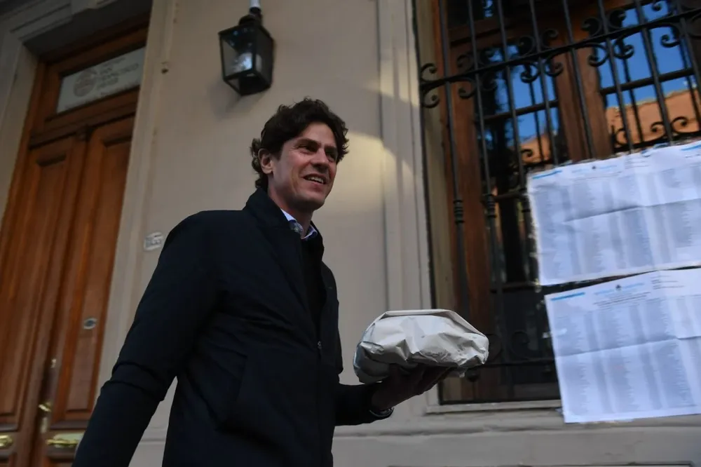 Martín Lousteau llegó a votar con un paquete con facturas.