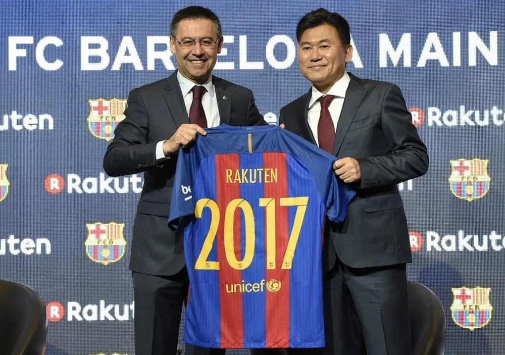 El presidente de Barcelona, Josep Maria Bartomeu, y el CEO de Rakuten, Hiroshi Mikitani