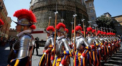 Una vista del Banco Vaticano y la tradicional Guardia Suiza. Fundada en 1942, la entidad se vio salpicada por infinidad de escándalos, algunos teñidos por ribetes verdaderamente dramáticos. Como el caso de la quiebra del Banco Ambrosiano en los años ochenta, propiedad del Vaticano. Su presidente se colgó bajo el Puente de Londres.&nbsp;