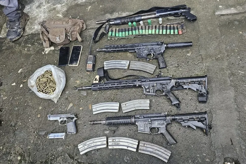 El ejército ecuatoriano exhibió las armas y demás elementos secuestrados en el lugar del enfrentamiento.