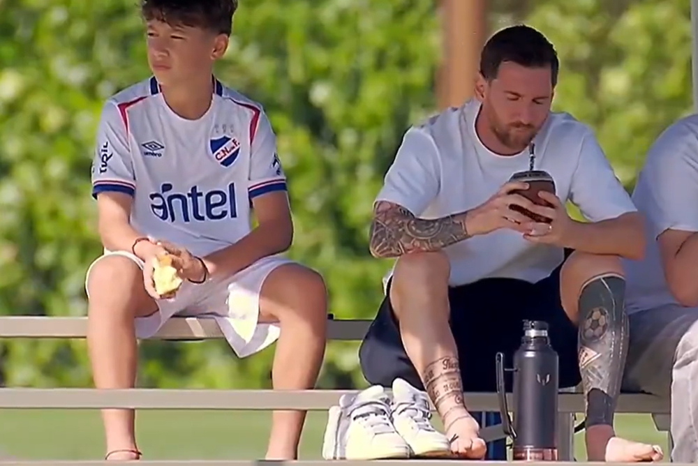 Benjamín, el hijo de Luis Suárez, se puso la camiseta de Nacional para acompañar a Lionel Messi 