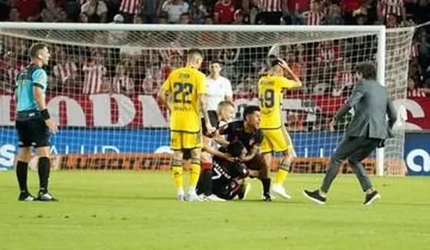 Momento en el que jugadores de Estudiantes y Boca atienden a Javier Altamirano