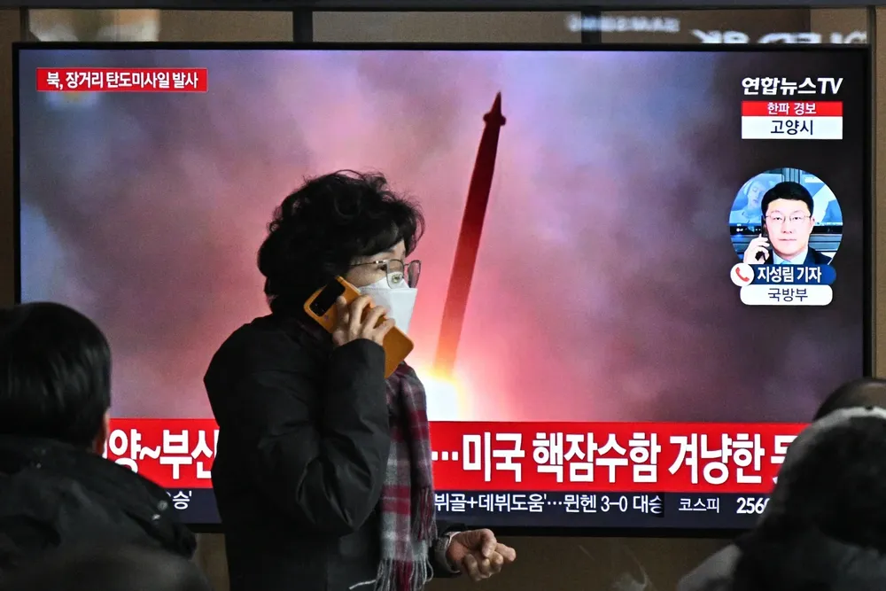 La televisión de Seúl, en Corea del Sur, recogió las imágenes emitidas por su vecino del norte sobre el lanzamiento del misil.