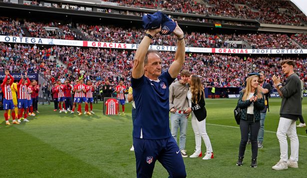Óscar Ortega recibió un homenaje en su despedida de Atlético de Madrid