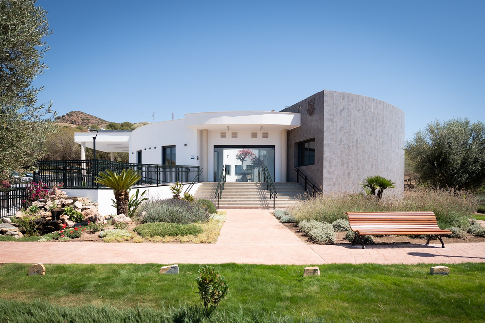 El primer cementerio público para mascotas en España ofrece un espacio digno y respetuoso para el último descanso de nuestros fieles compañeros.