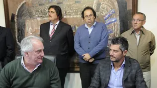 Eduardo Ache le dio la bienvenida al entrenador Gustavo Munúa.