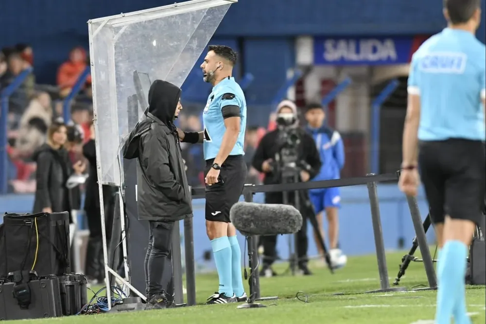 Ferreyra y su chequeo en el VAR a los 3 de juego
