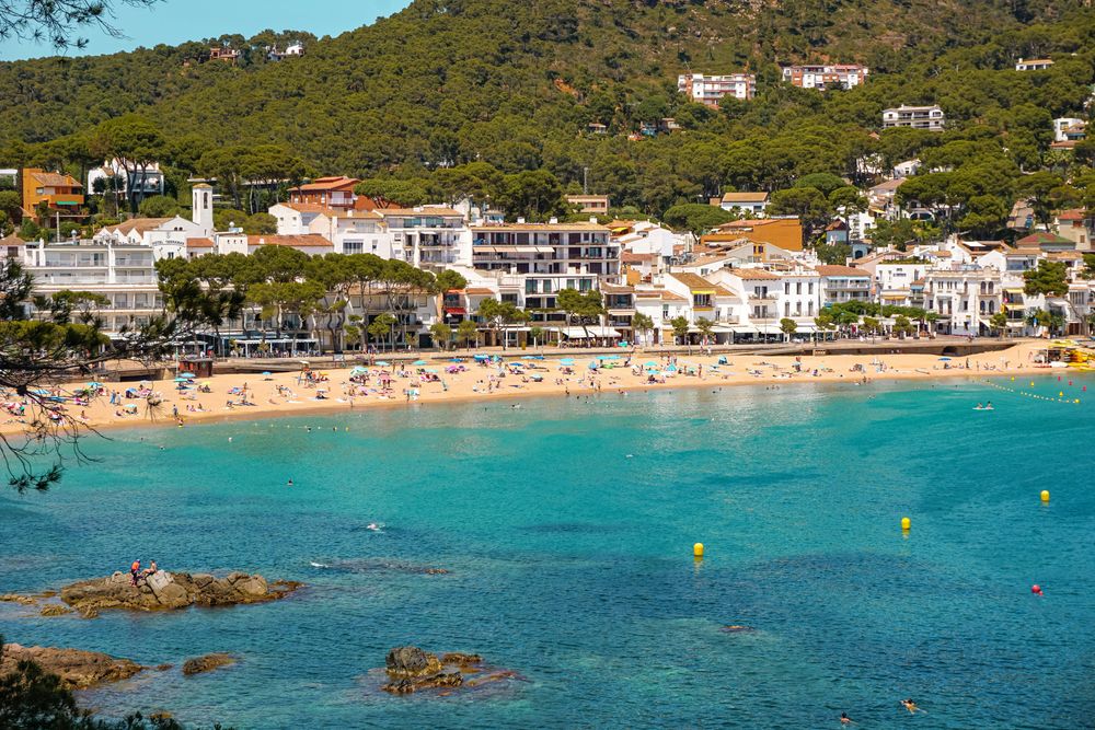 Conecta con la naturaleza y la cultura local visitando las impresionantes playas de Cataluña, fácilmente accesibles por tren para disfrutar un verano caluroso en España.