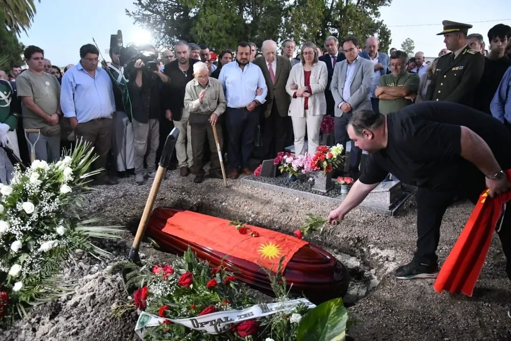 El entierro de Adrián Peña junto a familia, amigos y dirigentes