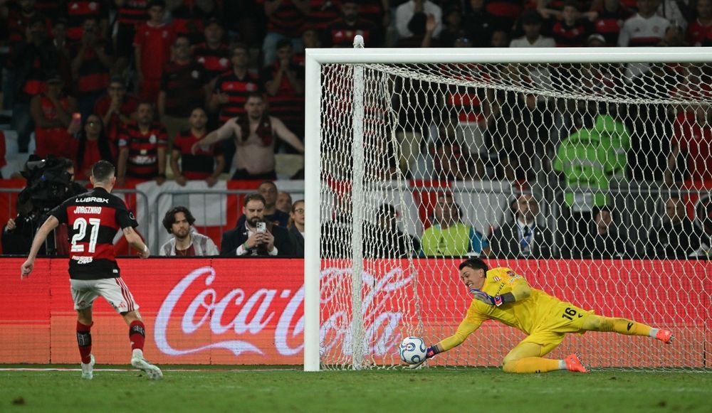 Fernando Muslera le ataja a Jorginho