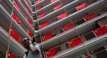 Banderas chinas colgadas en los balcones de Hong Kong.