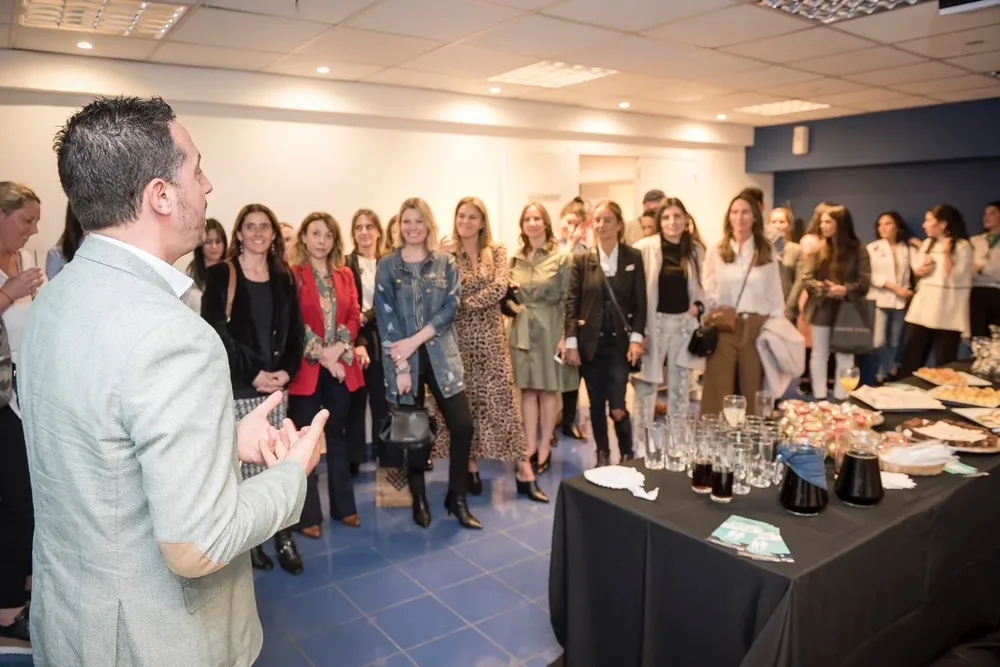 Pablo Cusnir, gerente de Marketing del Shopping Tres Cruces se dirige a los referentes de moda y diseño