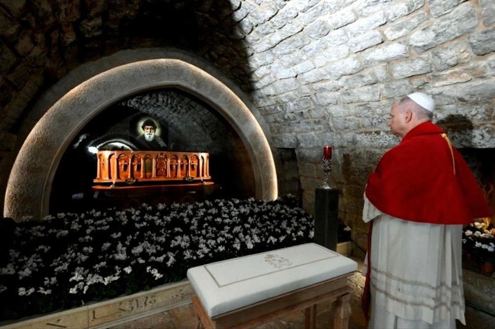El Papa León XIV rezó este lunes ante la tumba del santo Charbel en el Líbano.&nbsp;