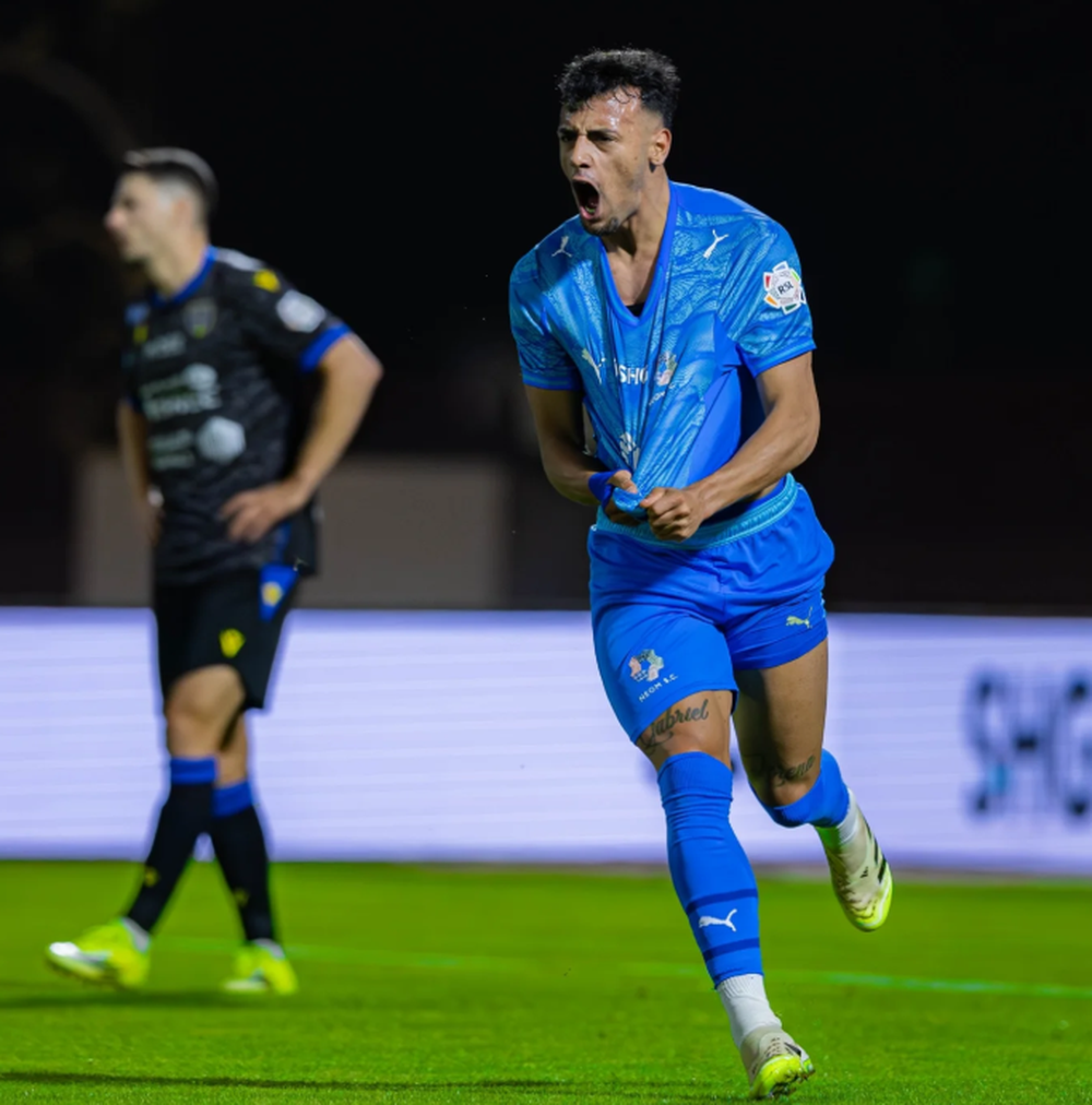 Festejo de Luciano Rodríguez para el gol de Neom ante Al Taawon 