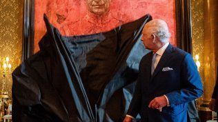El rey Carlos III revela su retrato oficial