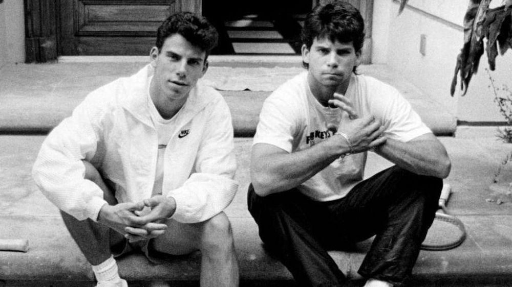 Los hermanos Menendez, Erik, a la izquierda, y Lyle en las escaleras de su casa de Beverly Hills en noviembre de 1989.
