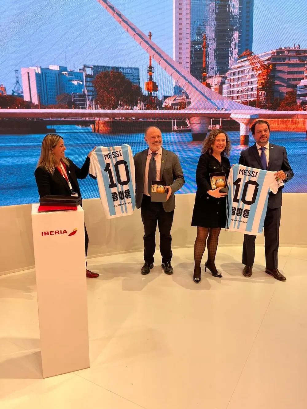 Valentín Díaz Gilligan y Karina Perticone, de Visit Buenos Aires.