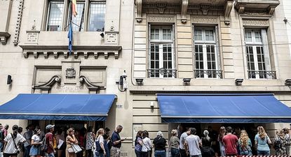 Solicitudes de ciudadanía española por la Ley de nietos saturan los consulados en Argentina