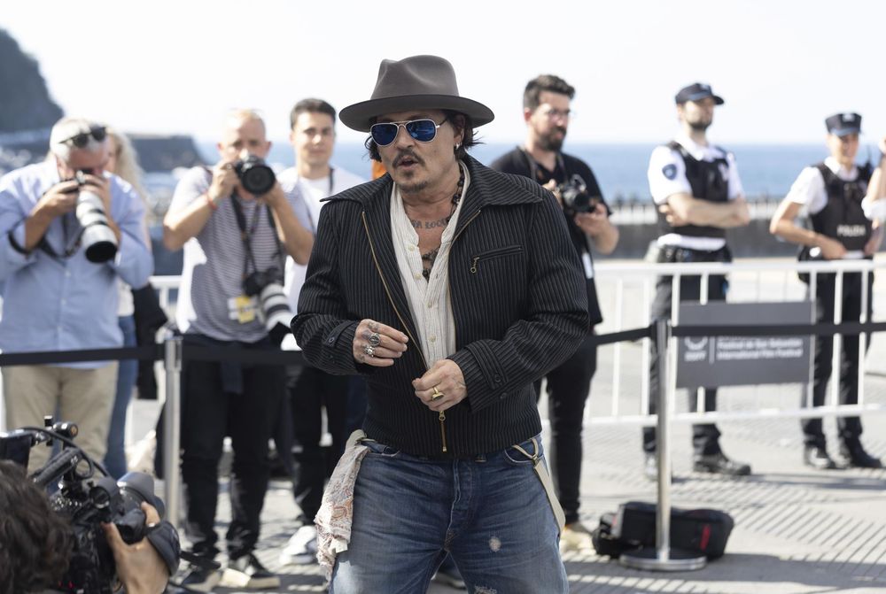 Johnny Depp posa tras presentar su película Modi, three days on the wing of madness en la 72 edición del Festival de Cine de San Sebastián. EFE