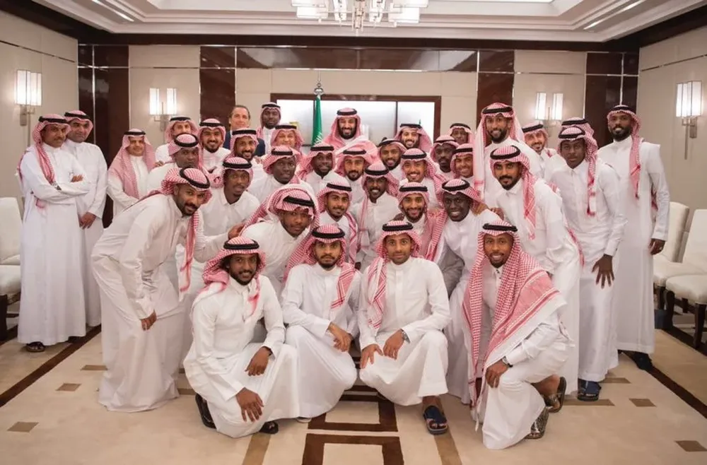 Jugadores de Arabaia y Pizzi en el fondo