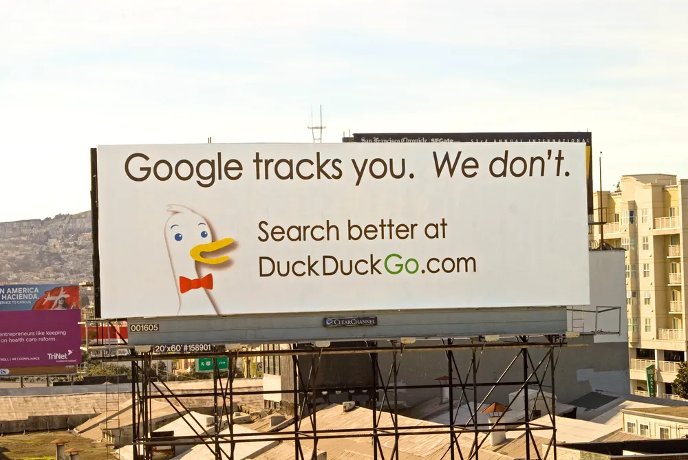 El buscador DuckDuckGo no se anda con rodeos: Google te rastrea. Nosotros no, dice el cartel publicitario