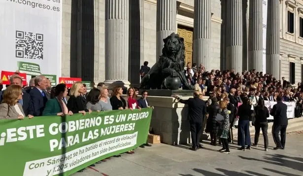 Diputados de Vox, frente al Congreso, desmarcándose del minuto de silencio contra la violencia de género.