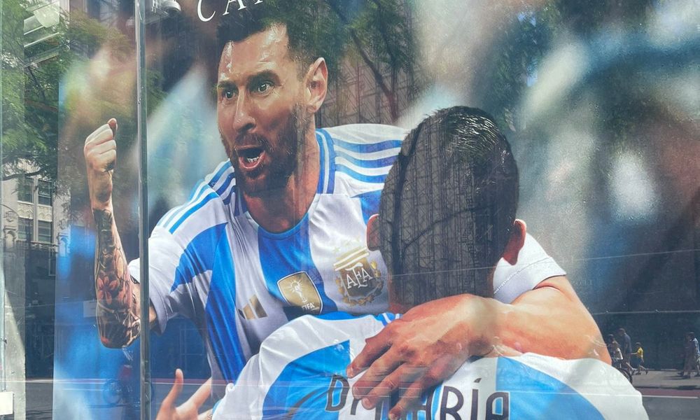 Lionel Messi es la portada de un local de Adidas en Nueva York.&nbsp;