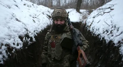 Un soldado ucraniano en una trinchera