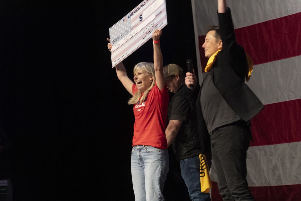 Elon Musk entregó un cheque de 1 millón de dólares a una mujer en un evento en Pittsburgh.