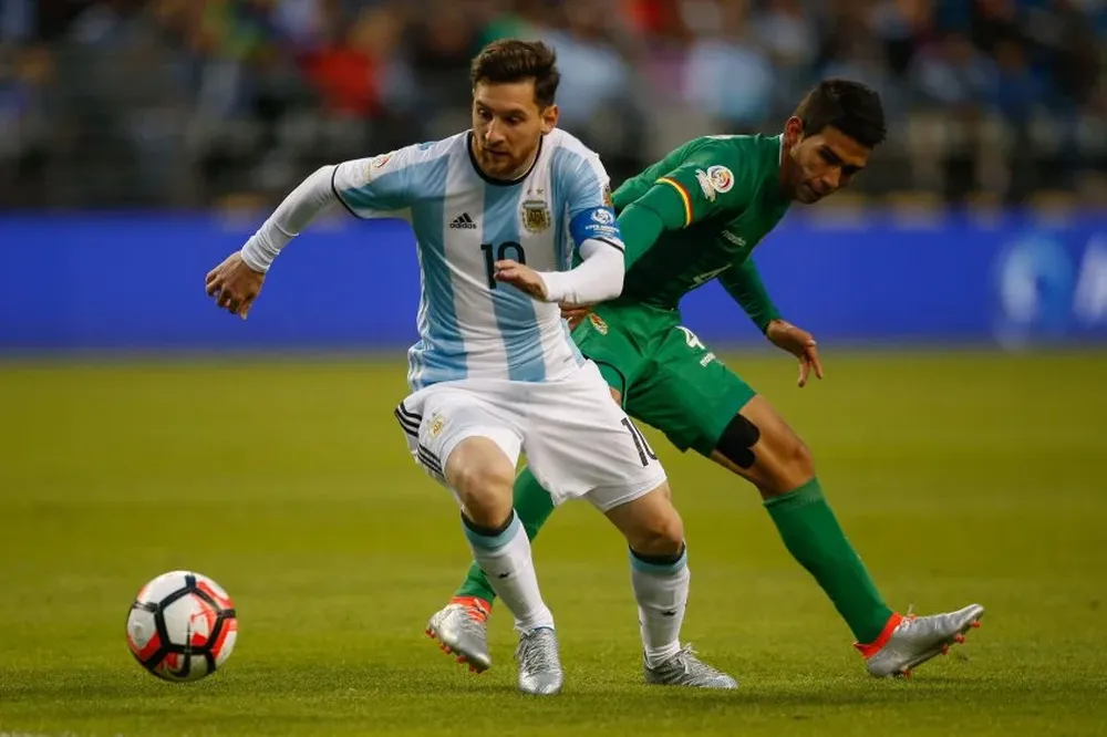 Lionel Messi supera a Danny Bejarano