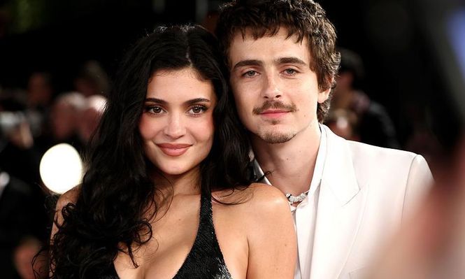 Chalamet con su pareja, Kylie Jenner, en la fiesta de Vanity Fair posterior a los Oscar.