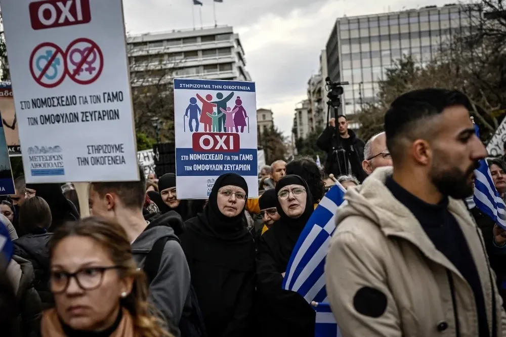 Los manifestantes desplegaron pancartas con lemas como No a la paternidad homosexual o La familia griega ortodoxa es un padre, una madre e hijos.