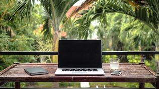 El nómade digital estaba en un principio ligado al mundo tecnológico. Con la pandemia, muchos siguieron explorando la modalidad del trabajo remoto. La idea es que se puede trabajar desde donde uno quiera.&nbsp;