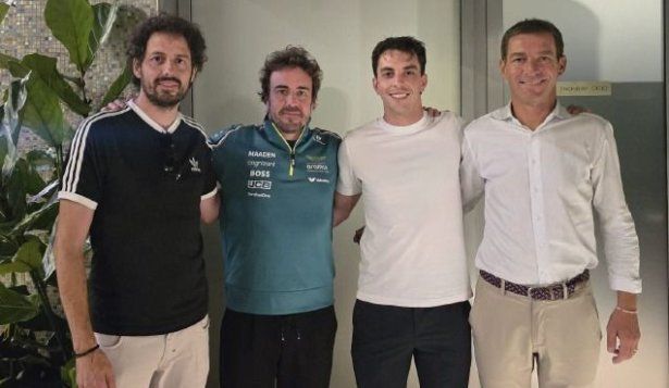 Fernando Alonso y Santi Urrutia en Abu Dhabi