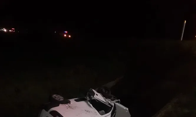 La camioneta chocó contra el ómnibus y cayó a una canaleta al borde de la ruta