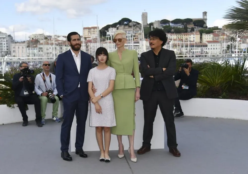 Parte del elenco de Ojka y su director, Bong Joon-ho