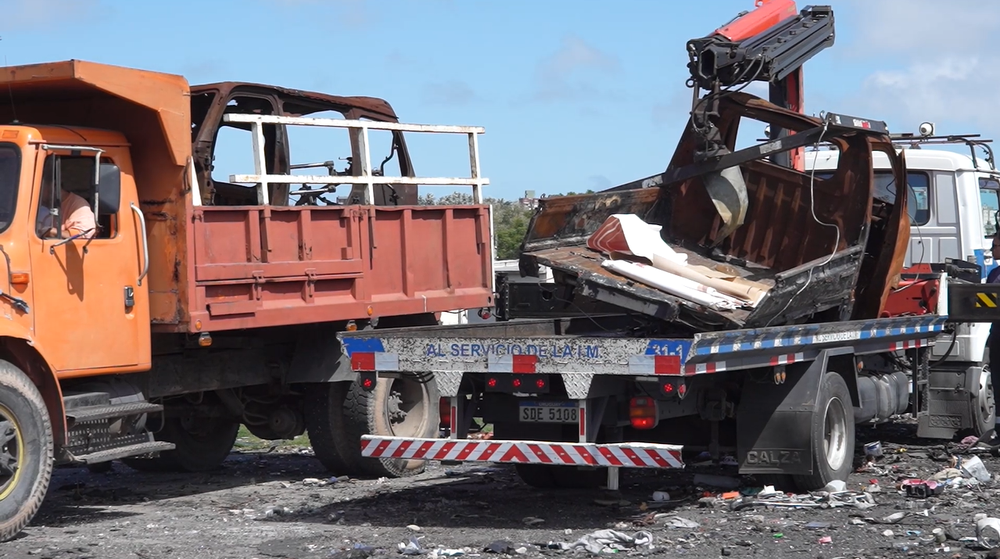 Policía y funcionarios de la IM desmantelaron cementerio de autos