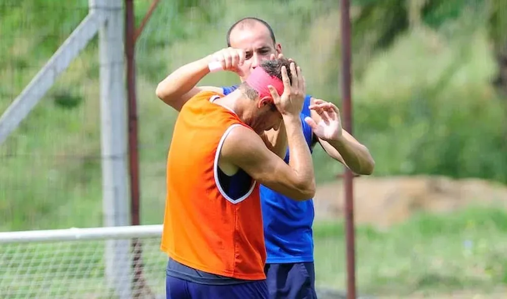 Daniel Calimares venda a Scotti en pleno entrenamiento en Los Céspedes