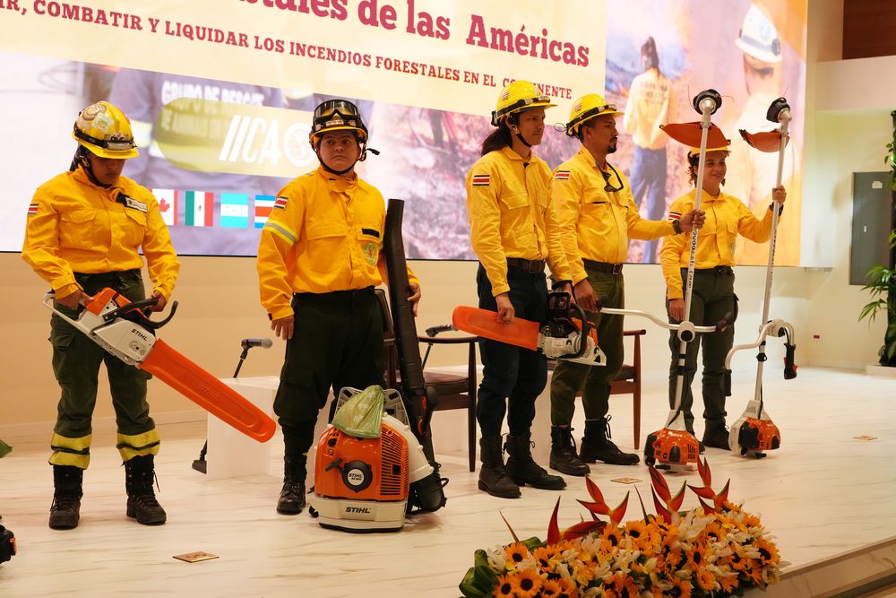 Bomberos recibieron equipo especializado como parte del apoyo técnico para fortalecer la capacidad de respuesta ante incendios forestales.
