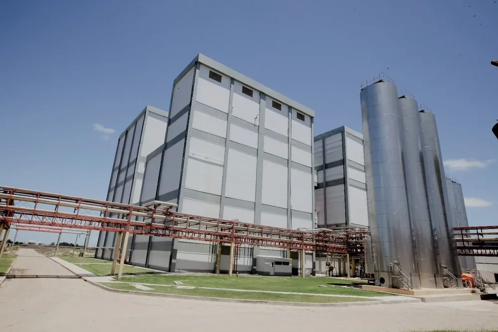 Sigue llegando cada vez más materia primera a las plantas de procesamiento de leche.