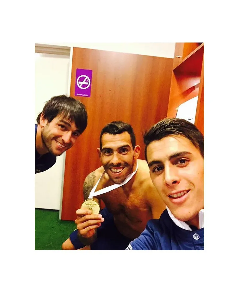 Lodeiro con Tevez y Pavón en el vestuario