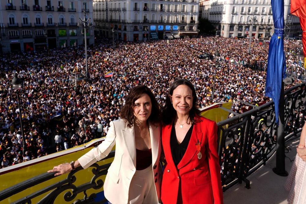 María Corina Machado e Isabel Díaz Ayuso, ante una multitud de venezolanos en Puerta del Sol, en Madrid.&nbsp;