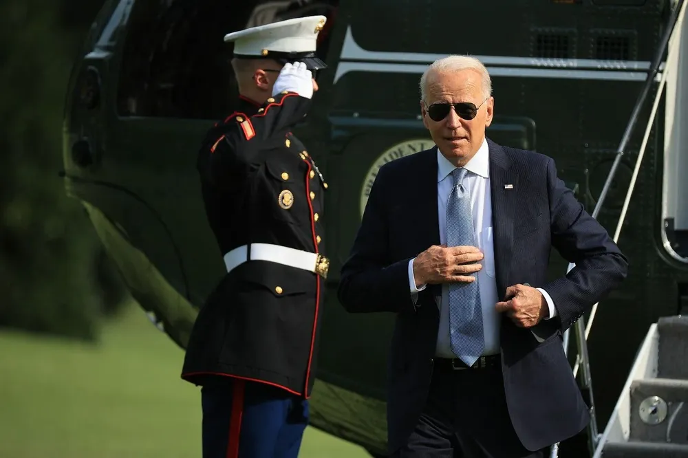 Biden se baja del helicóptero cuando regresa a la Casa Blanca, luego de su visita a Filadelfia donde habó del derecho al voto