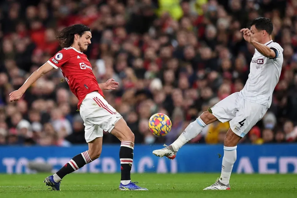 Cavani marcado por Jack Cork