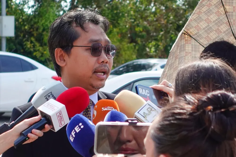 Uno de los policías forenses habla a la entrada del juicio contra Daniel Sancho.