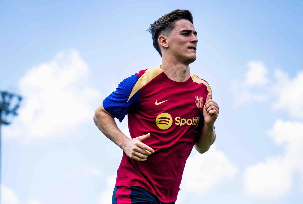 Gavi entrena en el campo de juego.