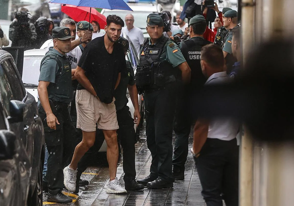 El futbolista Rafa Mir, en el momento de su detención.