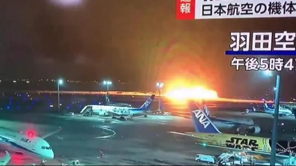 El avión de Japan Ailines con 367 pasajeros se incendia tras aterrizar en Haneda.