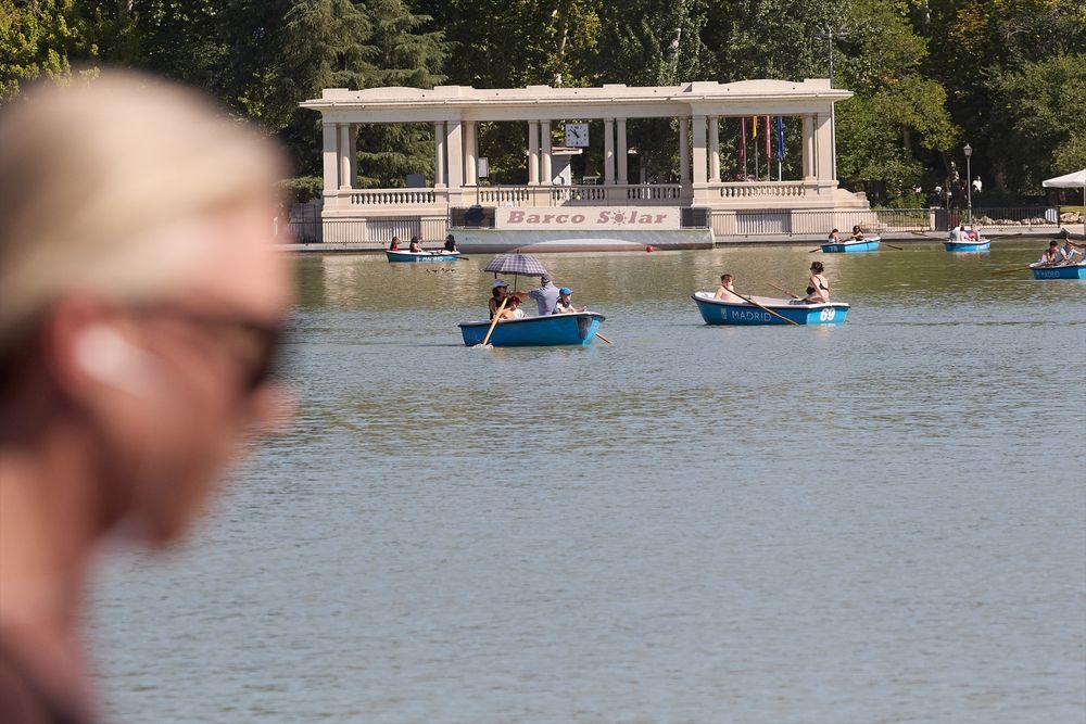 Barcas en el lago del Parque de El Retiro durante una segunda ola de calor, a 23 de julio de 2024, en Madrid (España).
